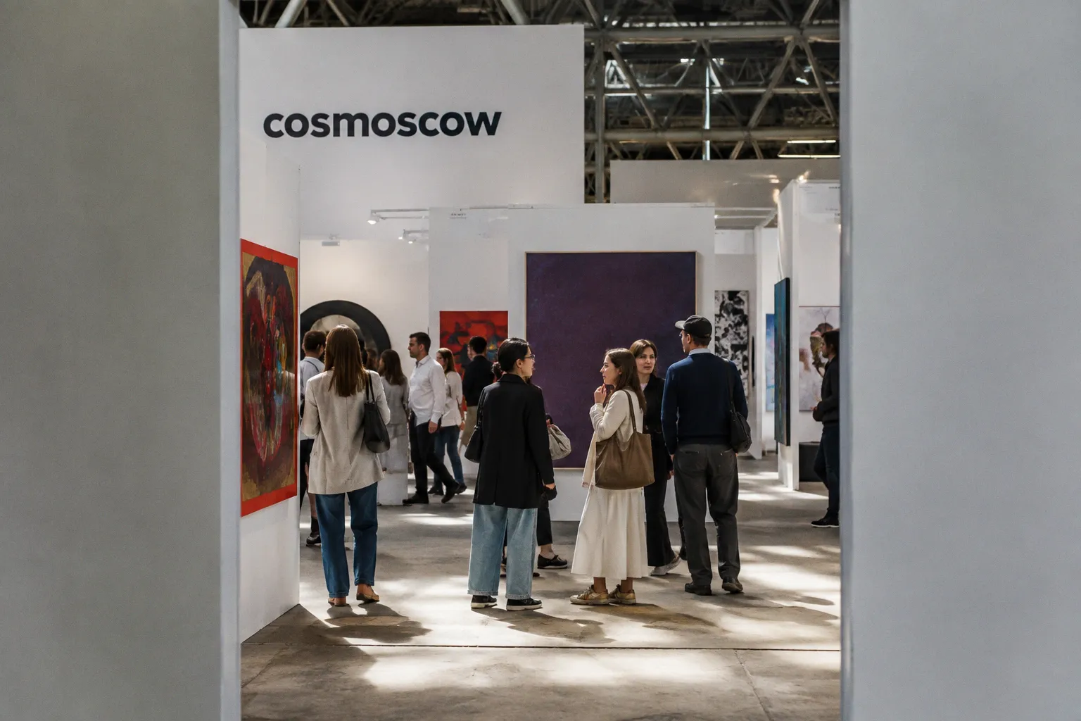 Что посмотреть на ярмарке Cosmoscow: гид по главной выставке современного искусства