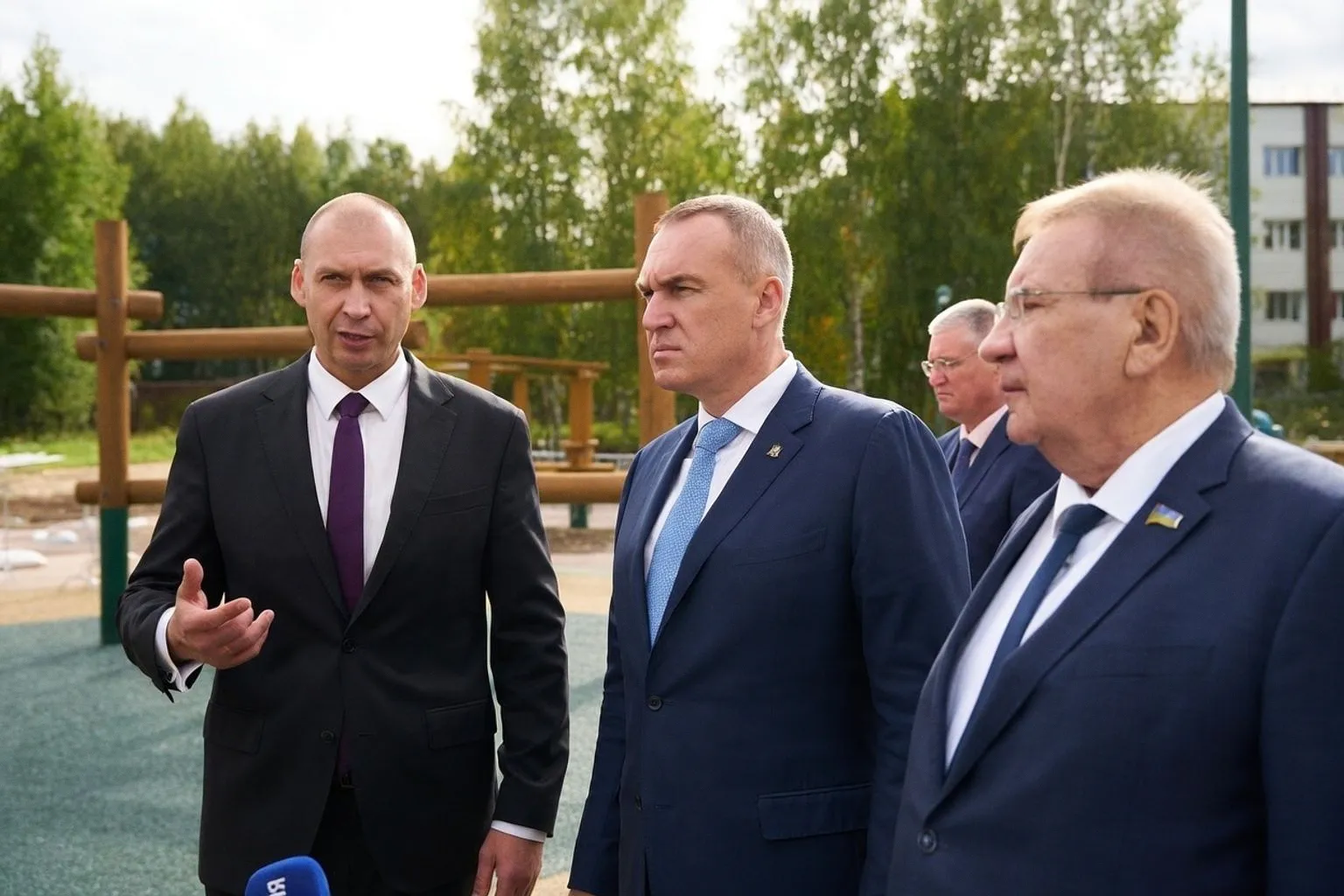 Руслан Кухарук оценил работы по благоустройству молодежного парка в Мегионе