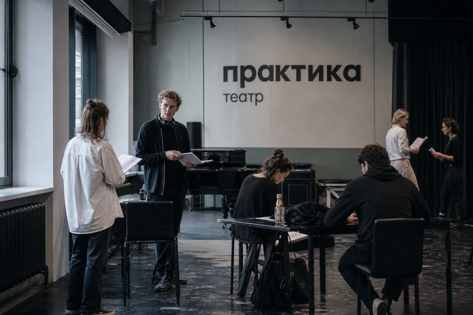 Театр «Практика» и НИУ ВШЭ запустили аудиосериал о внутренней кухне сцены